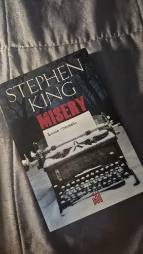 Livro Misery, de Stephen King, em excelente estado.