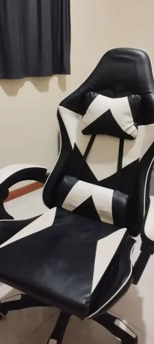 Cadeira Gamer Preta e Branca com Almofadas - Excelente Estado