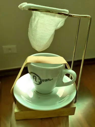 Mini Coador de Café com xícara