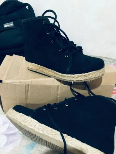 Vendo bota feminina, cano curto.