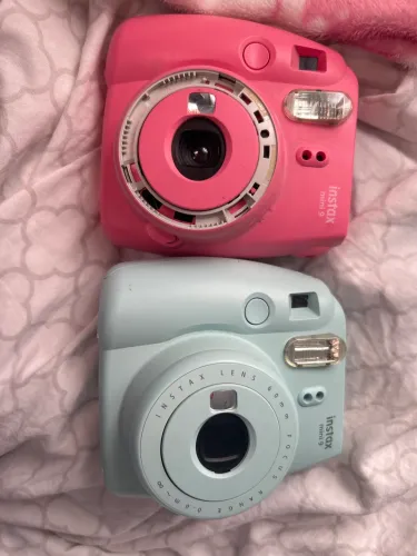 duas câmeras polaroide quebradas