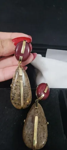Brincos de pedras naturais banho de ouro 18k