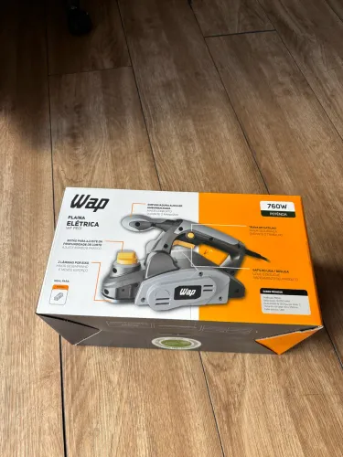 Plaina elétrica Wap 127V 760W de potência com dupla lâmina.