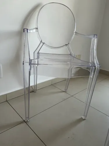 Cadeira transparentes estilo Louis Ghost