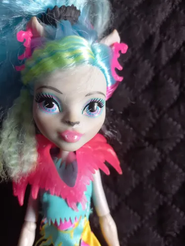 Vwndo monster high g2 Silvi Timberwolf usada