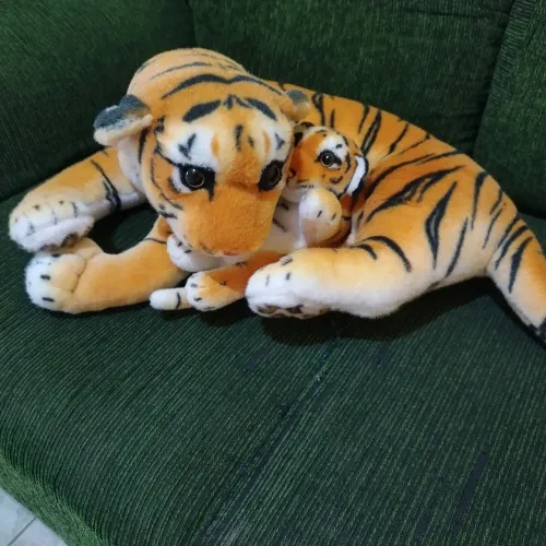 Tigre e filhotinho de pelúcia