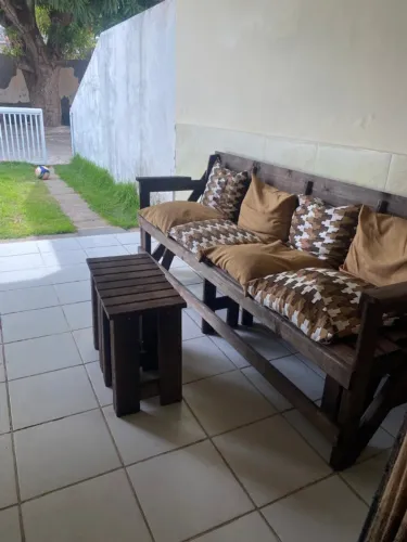 Banco de madeira que vira mesa (8 lugares)
