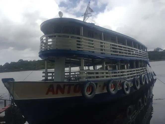 Barco carga capacidade 100 passageiros