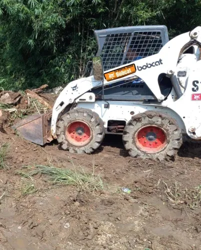 Mini Carregadeira Bobcat S185 com pneus semi maciço