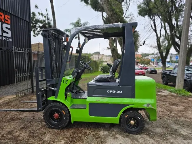 Empilhadeira Elétrica com Bateria de Lítio 180Ah - Mastro Triplex 4,5 m - Side Shift