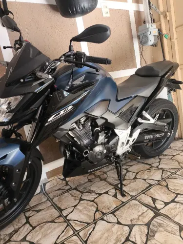 Moto CB300F ano 2025