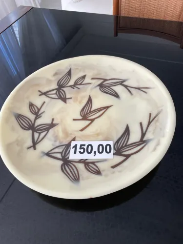 Um prato de decoração grande