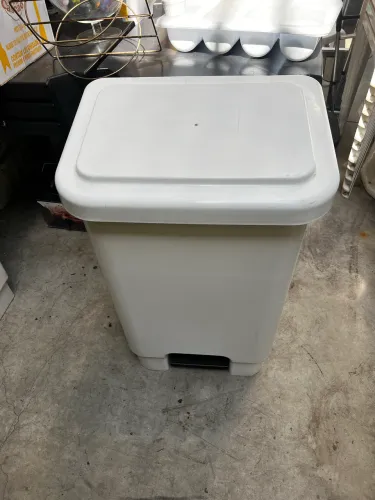 Lixeira de pedal 100 litros branca