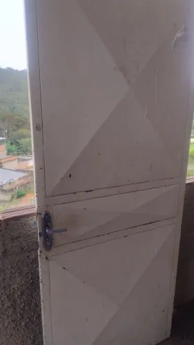 Porta de ferro reforçada
