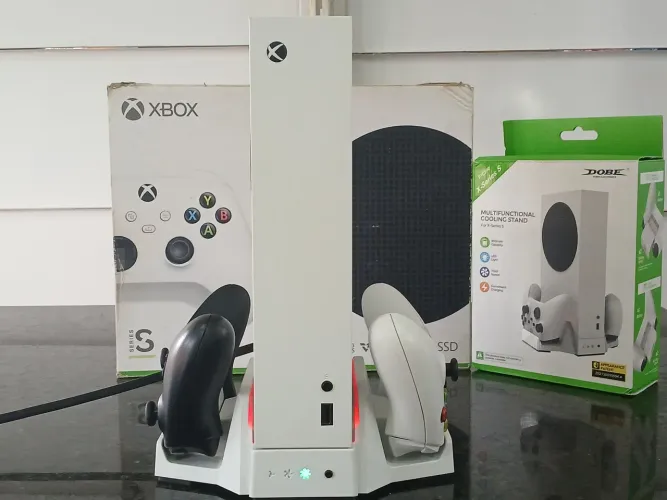 Vendo xbox series s, com 2 controles e um multifuncional. 