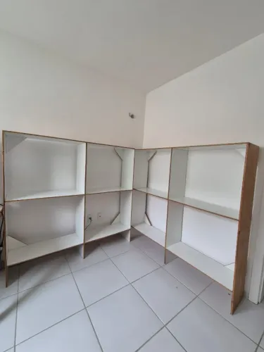 2 armários multiuso , tipo estante brancas