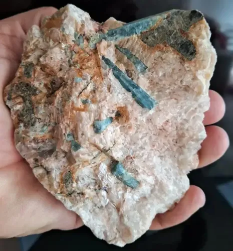 Lindas Águas Marinhas Na Matriz De Pegmatito