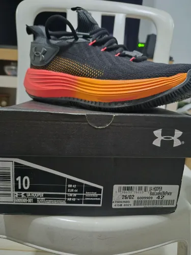" UNDER ARMOUR HOOPER,NOVO, NÚMERO 42,PRETO/VERM/METAL"
