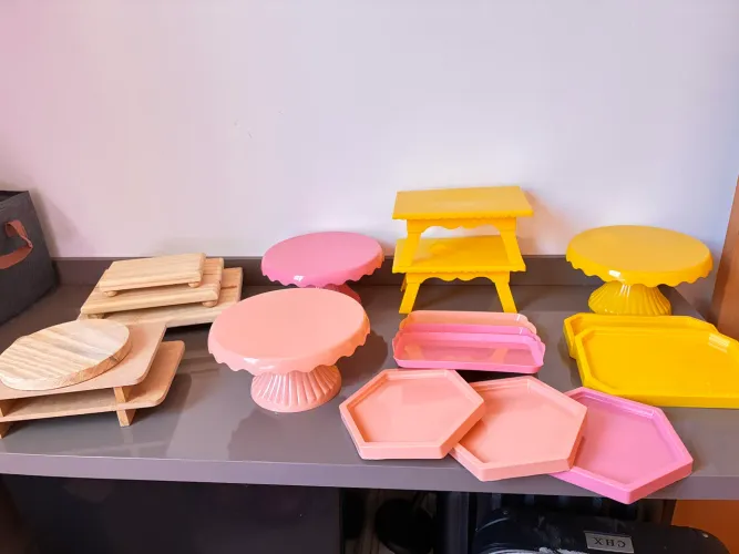Boleiras e bandejas para decoração de festa