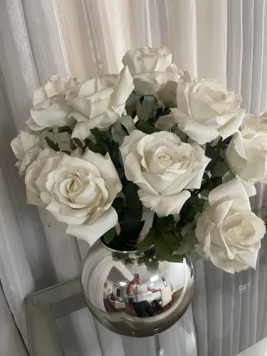 Lindo vaso espelhado com muitas flores artificiais