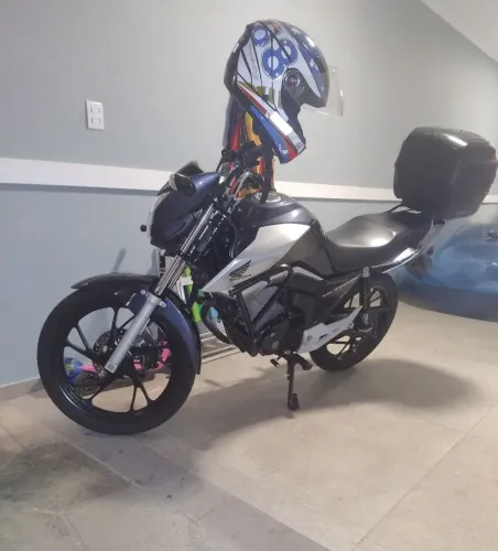 Vendo Cg Titan 160 série 40 anos 17 mil km