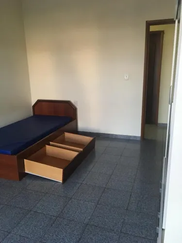 Alugo Quarto Mobiliado. Ambiente predominantemente masculino.