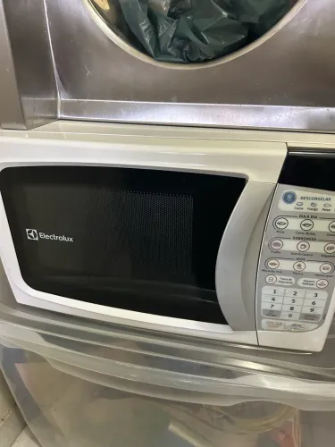 Microondas 20 L Electrolux com Menu Kids e Gourmet - Ótimo Estado