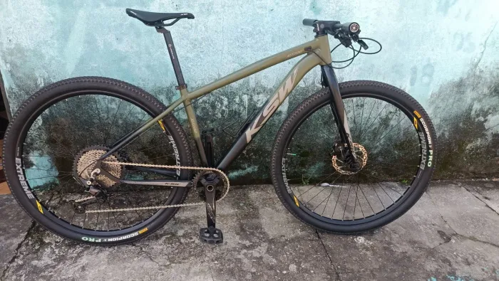 Bicicleta KSW XLT 200 Aro 29 - Shimano Deore 12v + Freios MT200