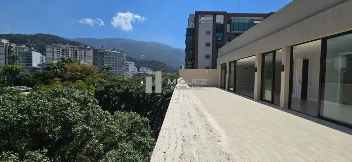 Cobertura linear, modernizada à venda no Leblon, São 460m², 4 suítes, vista indevassável p