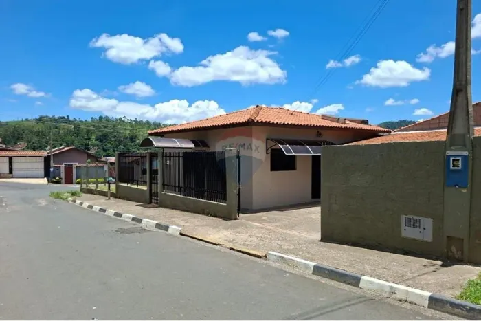 CASA EM SERRA NEGRA 99,5 M2 ÁREA CONSTRUÍDA, 210M2 ÁREA TOTAL , 06 VAGAS NA GARAGEM, SALA