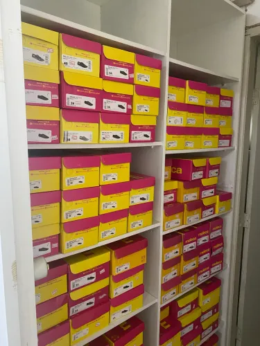 Estante branca para organização e decoração