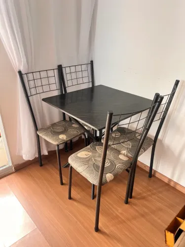 Mesa com 4 cadeiras