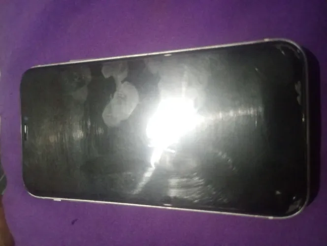 iPhone xr semi novo com 2 carregadorres