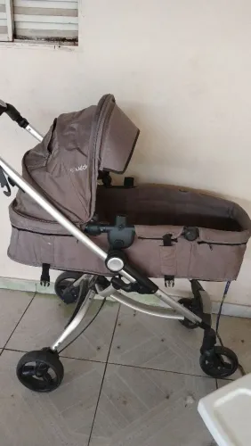 Carrinho de bebê e cadeirinha de alimentação