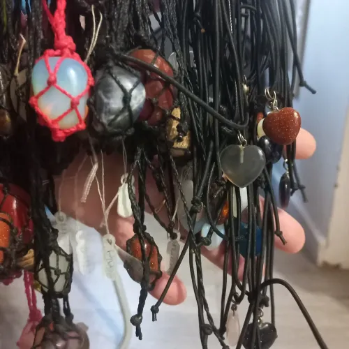 Cordões artesanais pedras e afins