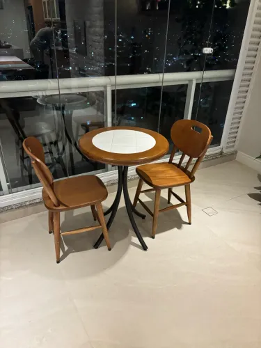 Mesa com duas cadeiras