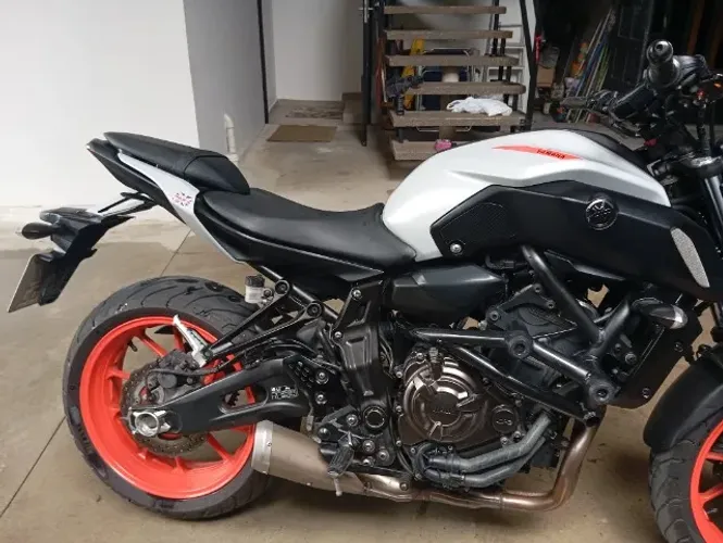 MT07 21/21 TROCA POR GS750 TRIPLE BLACK 