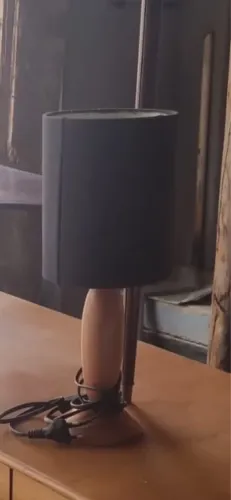 Abaju base d madeira cúpula preta 