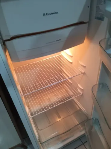 Geladeira Electrolux Branca Impecável!!! Em Pleno Uso e funcionamento.