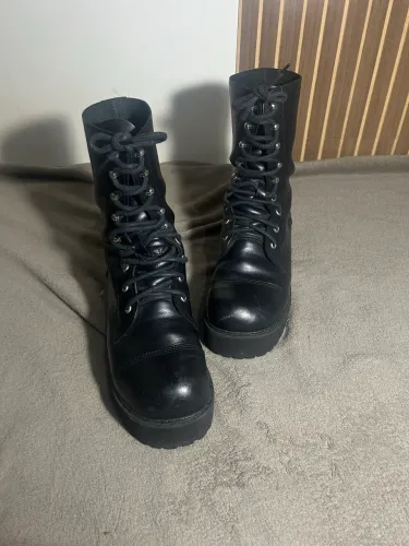 Bota de couro cano alto gótico punk