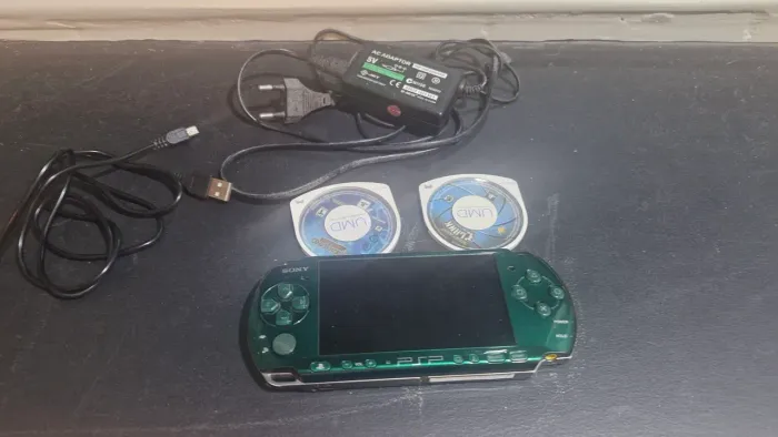 PSP Verde Edição Especial Metal Gear Desbloqueado + 2 Jogos e cabo UBS e carregador(usado)