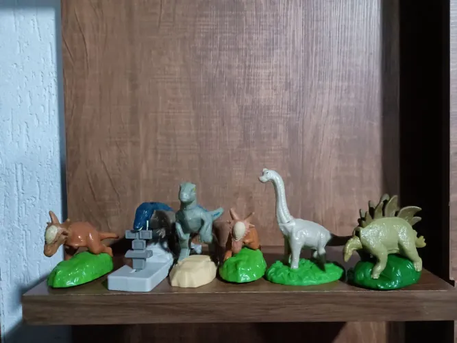 6 bonecos Jurassic world McDonald's usados na condição
