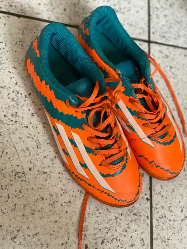 Chuteira adidas messi, em excelente estado e pronta pra uso, original.