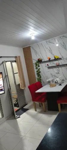 Vendo está casa com 1 sala, 1 cozinha, 2 banheiro, 2 quartos, área de lazer