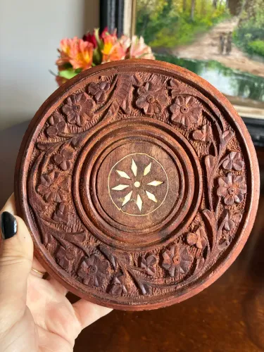 Pequeno antigo apoiador de mesa indiano entalhado em madeira e com marchetaria em osso.
