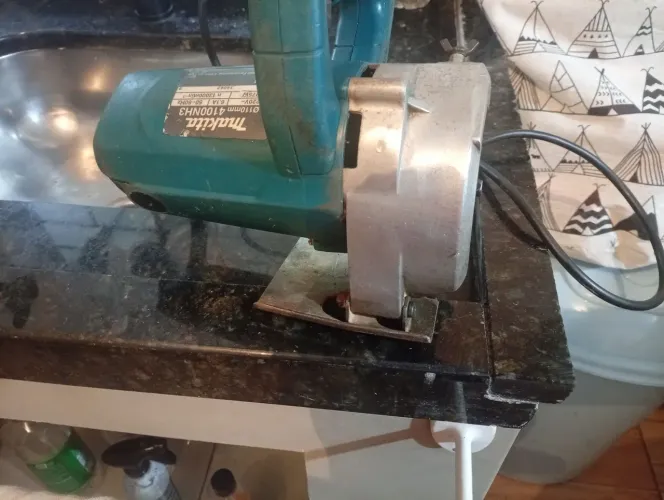 Vendo serra mármore marca Makita volt 220 em bom. Estado