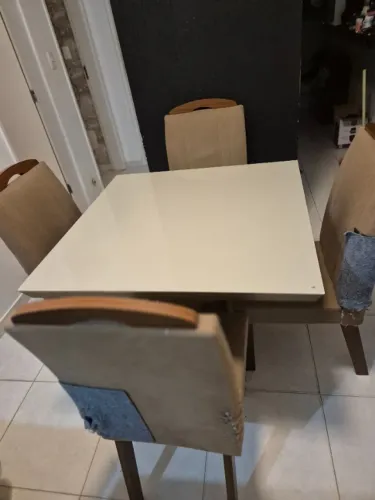Mesa de jantar com 4 cadeiras