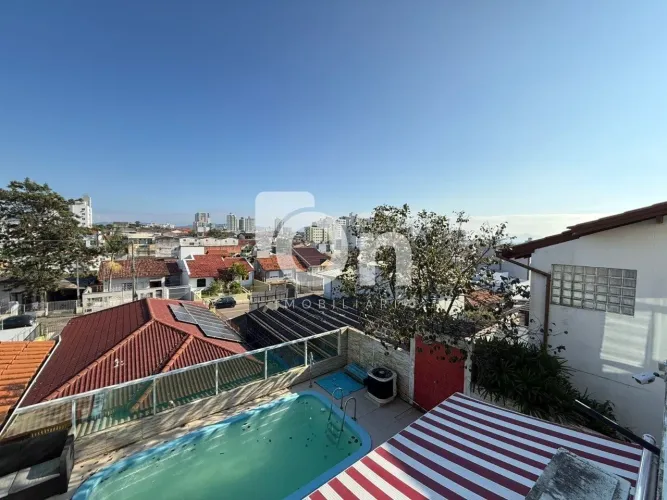 Casa de 5 dormitórios no Jardim Atlântico