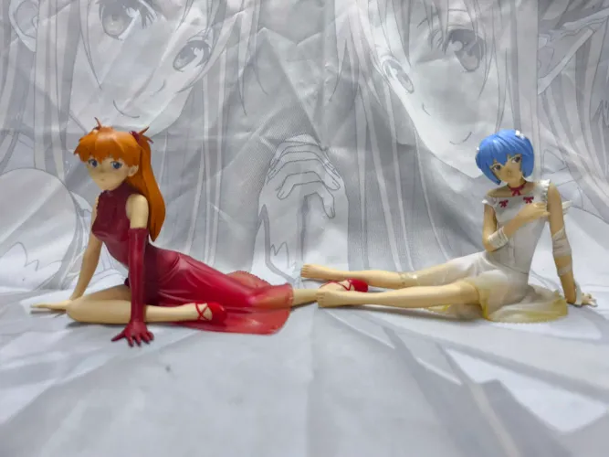 2 figures Asuka e Rei.