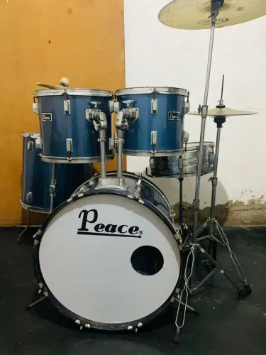 Bateria completa com pratos Peace
